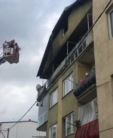 3 katlı binanın en üst katı alevlere teslim oldu: 2 kişi yaralandı