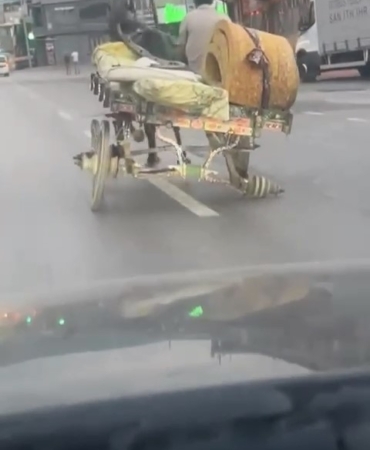 3 tekerli at arabası ile seyahat etti, trafiği tehlikeye attı