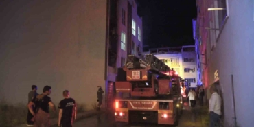 4 katlı bina alev aldı, 7 kişi dumandan etkilendi