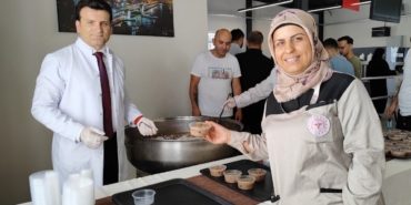 Prof. Dr. Nurettin Yiyit’en hasta ve yakınlarına Aşure ikramı