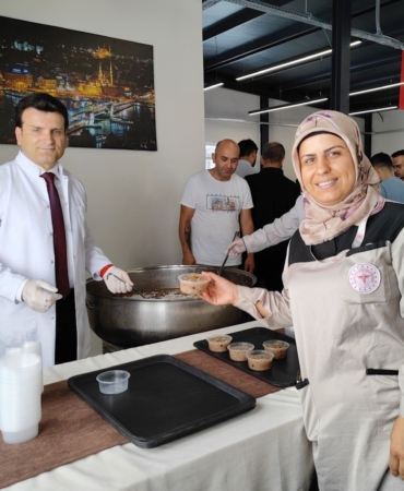 Prof. Dr. Nurettin Yiyit’en hasta ve yakınlarına Aşure ikramı