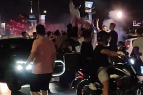 ÜSKÜDAR'DA ASKER EĞLENCESİ YAPAN ŞAHISLAR YOLU TRAFİĞE KAPATTI