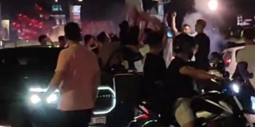 ÜSKÜDAR'DA ASKER EĞLENCESİ YAPAN ŞAHISLAR YOLU TRAFİĞE KAPATTI