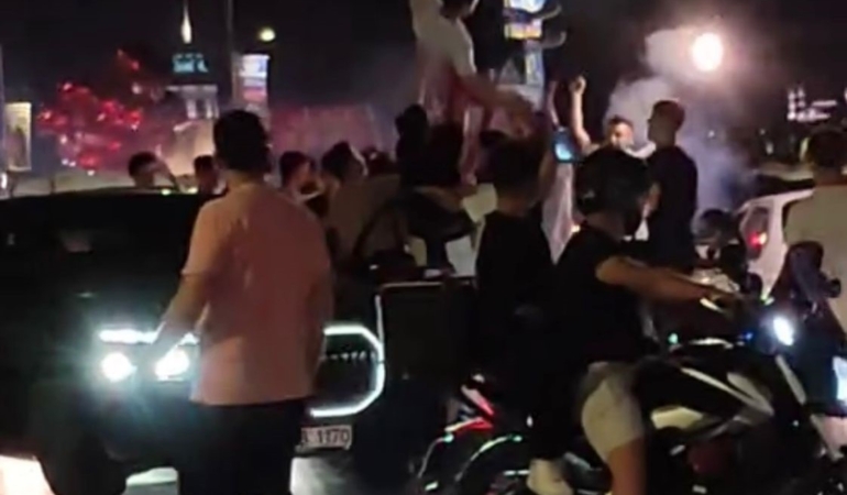 ÜSKÜDAR'DA ASKER EĞLENCESİ YAPAN ŞAHISLAR YOLU TRAFİĞE KAPATTI