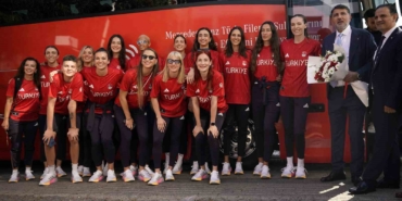 A Milli Kadın Voleybol Takımı’nın Paris yolculuğu başladı