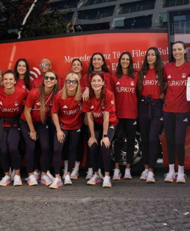 A Milli Kadın Voleybol Takımı’nın Paris yolculuğu başladı