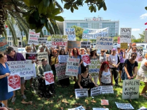 Adalar sakinlerinden İBB önünde "azmanbüsleri istemiyoruz" eylemi