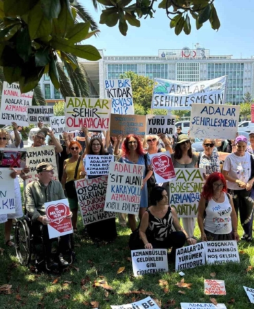 Adalar sakinlerinden İBB önünde "azmanbüsleri istemiyoruz" eylemi