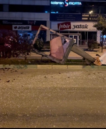 Aday sürücü kontrolden çıktı, reklam panosunu ve ağaçları devirdi