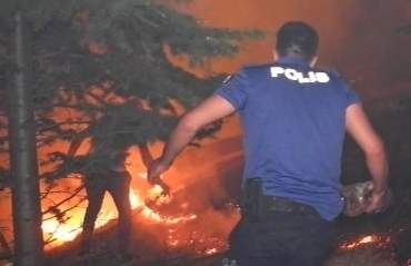 Ağaçlık alanda çıkan yangın evlere sıçramadan söndürüldü