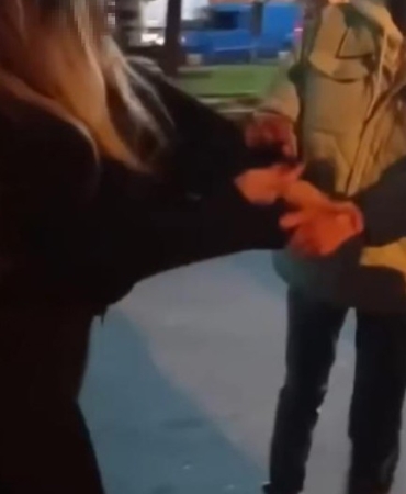 Aldatan sevgilisini darbedip bıçakladı