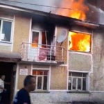 Alev alev yanan evde mahsur kalan yaşlı kadını komşuları kurtardı