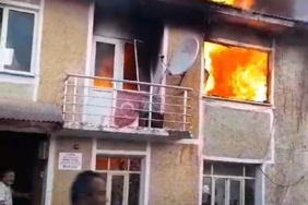 Alev alev yanan evde mahsur kalan yaşlı kadını komşuları kurtardı