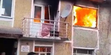 Alev alev yanan evde mahsur kalan yaşlı kadını komşuları kurtardı