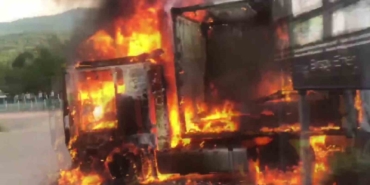 Alev alev yanan tırdan geriye iskeleti kaldı