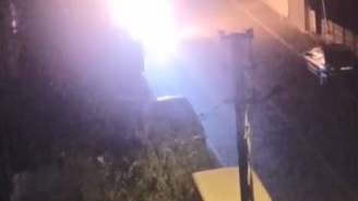 Alev topuna dönen araçta patlama sesleri