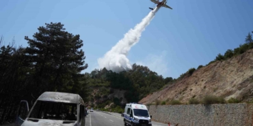 Alev topuna dönen minibüs, ormanı tutuşturdu