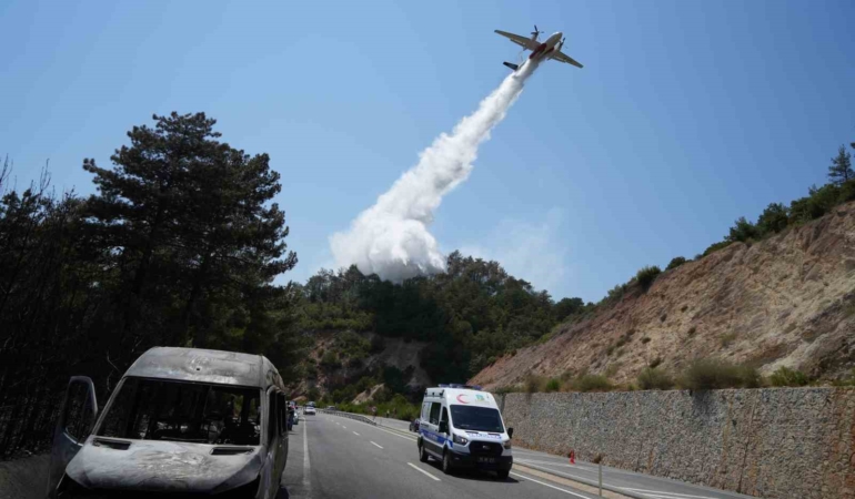 Alev topuna dönen minibüs, ormanı tutuşturdu