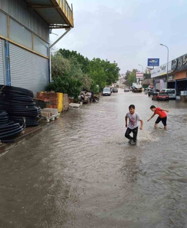 Aniden bastıran yağmur yolları göle çevirirken, bunun keyfini çocuklar çıkardı