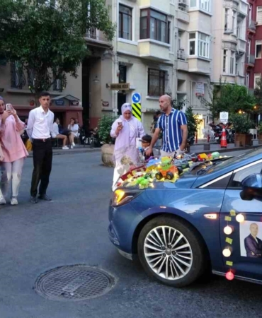 Arabasını oyuncaklarla donatarak Filistinli çocuklar için farkındalık oluşturan vatandaş ilgi odağı oldu