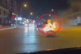 Aracı alevlere teslim olan sürücünün çaresizliği kamerada