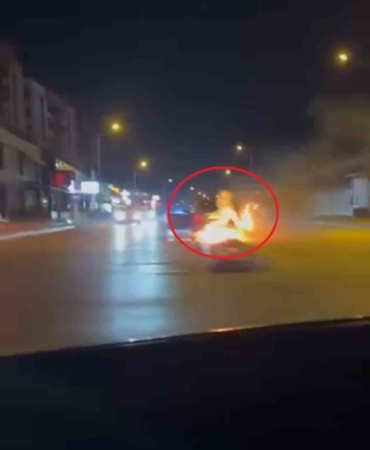 Aracı alevlere teslim olan sürücünün çaresizliği kamerada