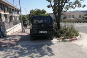 Aracını kaldırıma park eden duyarsız sürücü tepkilere neden oldu
