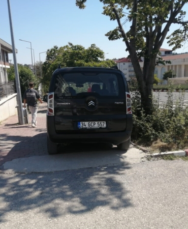 Aracını kaldırıma park eden duyarsız sürücü tepkilere neden oldu