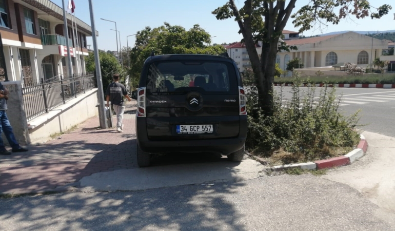 Aracını kaldırıma park eden duyarsız sürücü tepkilere neden oldu