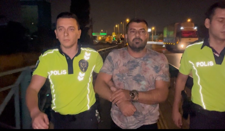 Araçla kaçamayınca, koşarak kaçmaya çalıştı, yine de yakalandı : 18 bin lira ceza yedi