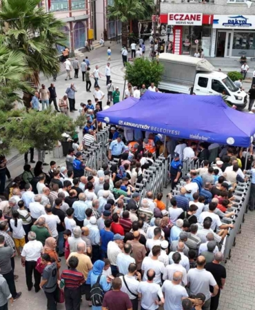 Arnavutköy’de 3 ton aşure vatandaşlara ikram edildi