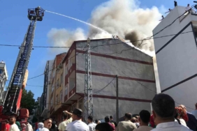 Arnavutköy’de bina çatısı alev aldı, vatandaşlar çatılardan hortumlarla söndürmeye çalıştı