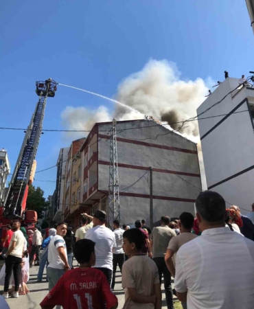Arnavutköy’de bina çatısı alev aldı, vatandaşlar çatılardan hortumlarla söndürmeye çalıştı