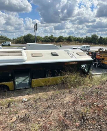 Arnavutköy’de İETT otobüsü su gideri kanalına düştü, faciadan kıl payı dönüldü