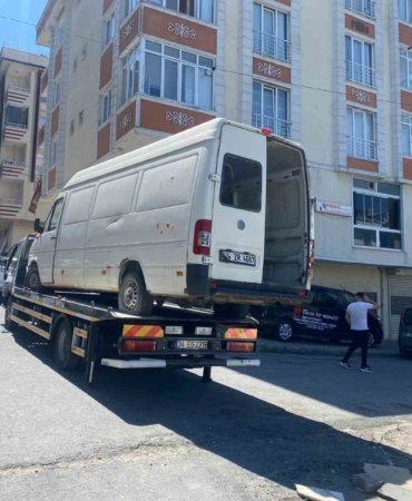 Arnavutköy’de mahallenin korkulu rüyası olan terk edilmiş araçlar çekildi