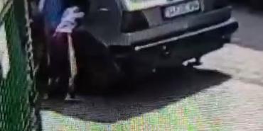 Arnavutköy’de oyun oynayan iki çocuk otomobili yaktı: O anlar kamerada
