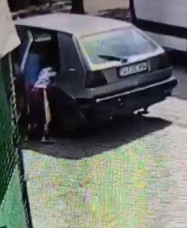 Arnavutköy’de oyun oynayan iki çocuk otomobili yaktı: O anlar kamerada