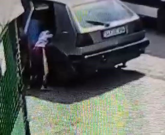 Arnavutköy’de oyun oynayan iki çocuk otomobili yaktı: O anlar kamerada