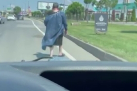 Ataşehir E-5 karayolunda üzerinde ameliyat önlüğüyle metrelerce yürüdü