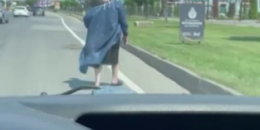 Ataşehir E-5 karayolunda üzerinde ameliyat önlüğüyle metrelerce yürüdü