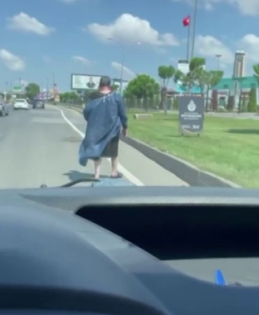 Ataşehir E-5 karayolunda üzerinde ameliyat önlüğüyle metrelerce yürüdü