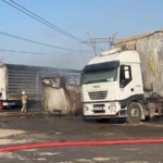 Ataşehir’de 2 tır dorsesi ve 1 iş yeri küle döndü