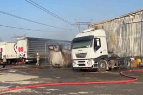 Ataşehir’de 2 tır dorsesi ve 1 iş yeri küle döndü