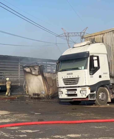 Ataşehir’de 2 tır dorsesi ve 1 iş yeri küle döndü