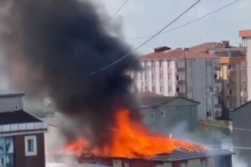 Ataşehir’de bir evin çatısı alev alev yandı