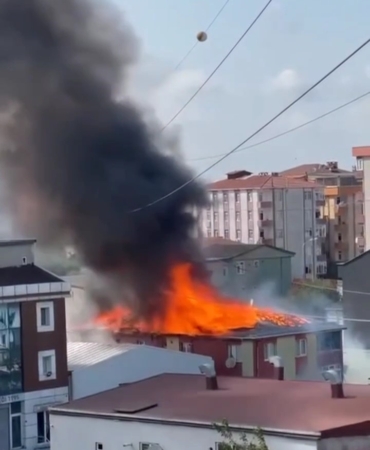 Ataşehir’de bir evin çatısı alev alev yandı