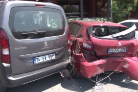 Ataşehir’de ehliyetsiz sürücü park halindeki 3 araca çarptı: 1 yaralı