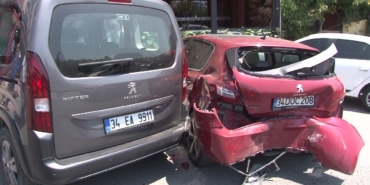 Ataşehir’de ehliyetsiz sürücü park halindeki 3 araca çarptı: 1 yaralı