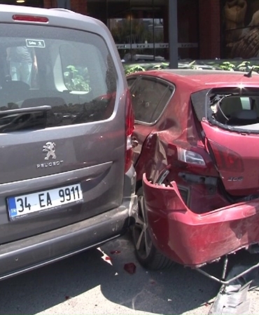 Ataşehir’de ehliyetsiz sürücü park halindeki 3 araca çarptı: 1 yaralı