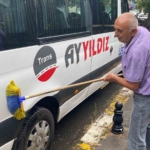 Ataşehir’de yağan yağmurda aracını yıkadı